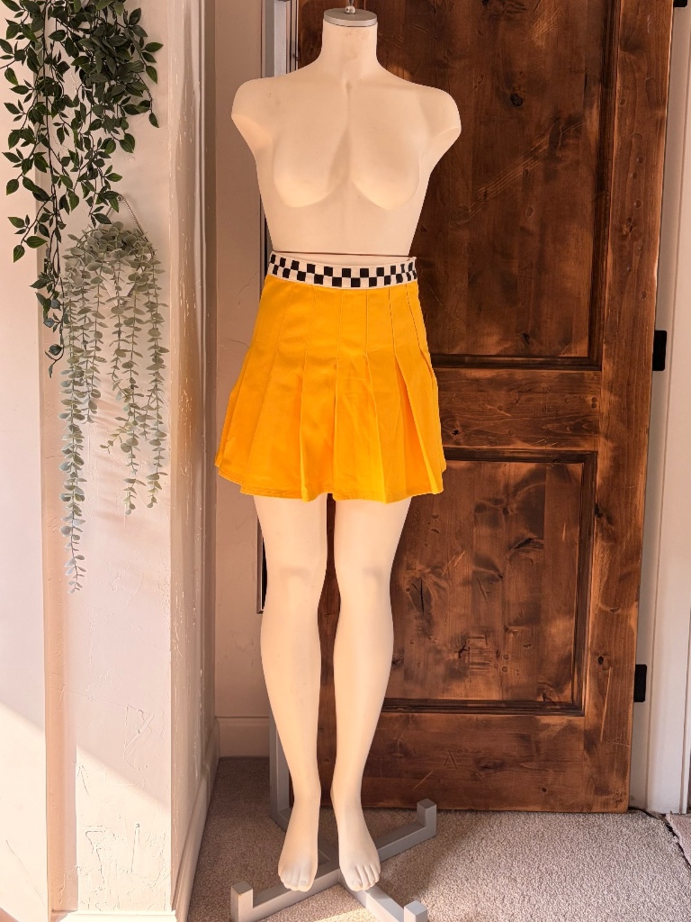 Vans x Travis Whitmer Yellow Pleated Skirt‑Shorts with Checkered Waistband – Siz